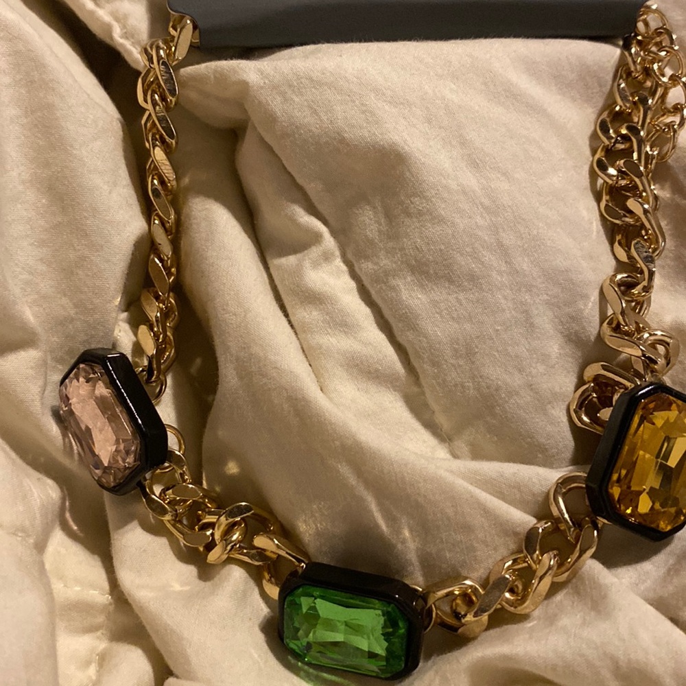 Cara New York choker can be adjusted